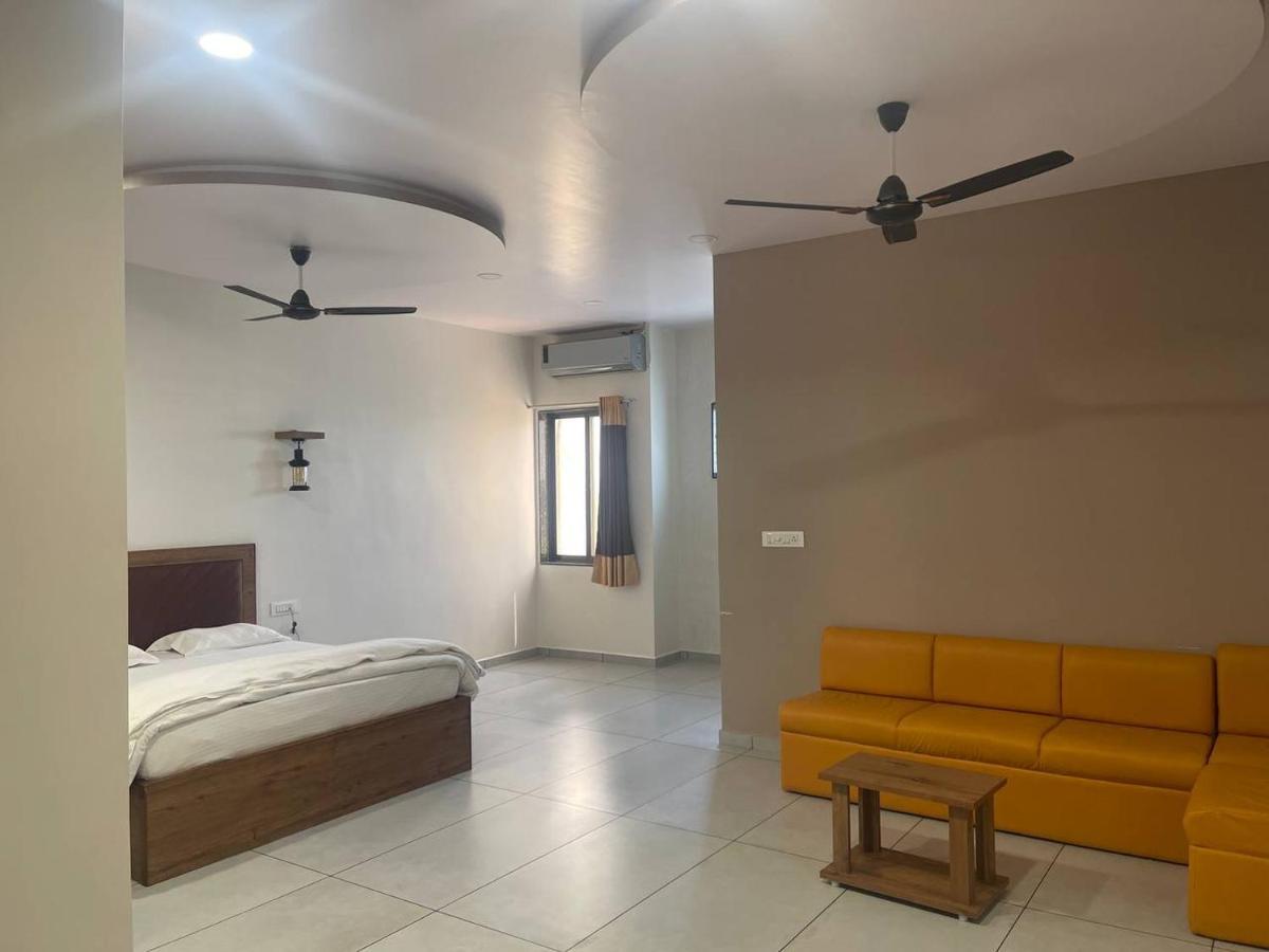 Navsari Hotel Nilkanth المظهر الخارجي الصورة