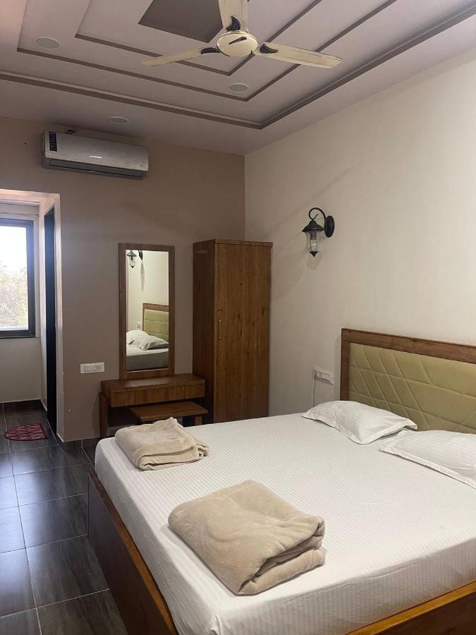 Navsari Hotel Nilkanth المظهر الخارجي الصورة
