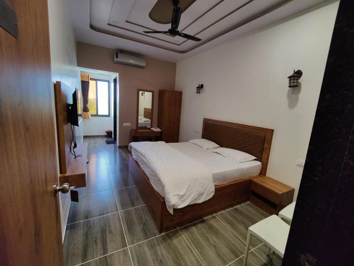 Navsari Hotel Nilkanth المظهر الخارجي الصورة