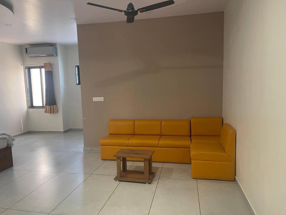 Navsari Hotel Nilkanth المظهر الخارجي الصورة
