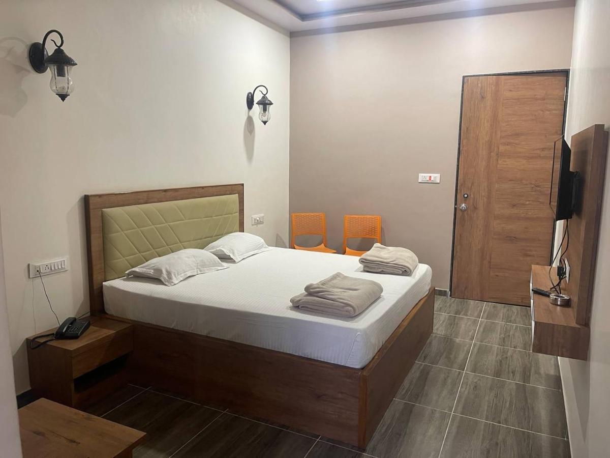 Navsari Hotel Nilkanth المظهر الخارجي الصورة