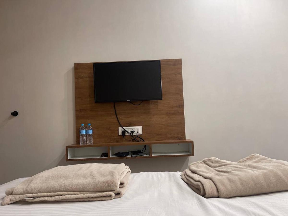 Navsari Hotel Nilkanth المظهر الخارجي الصورة