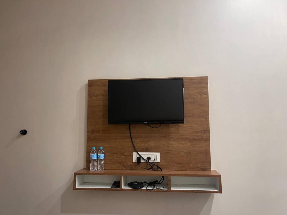 Navsari Hotel Nilkanth المظهر الخارجي الصورة