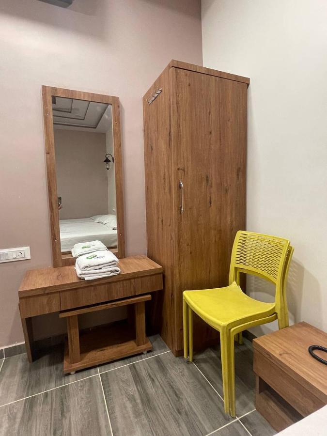 Navsari Hotel Nilkanth المظهر الخارجي الصورة