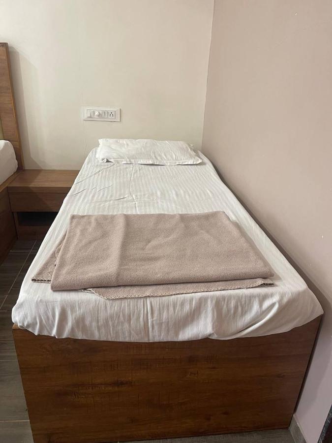 Navsari Hotel Nilkanth المظهر الخارجي الصورة