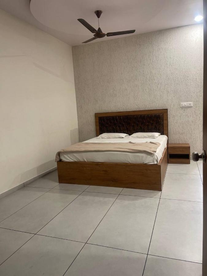 Navsari Hotel Nilkanth المظهر الخارجي الصورة
