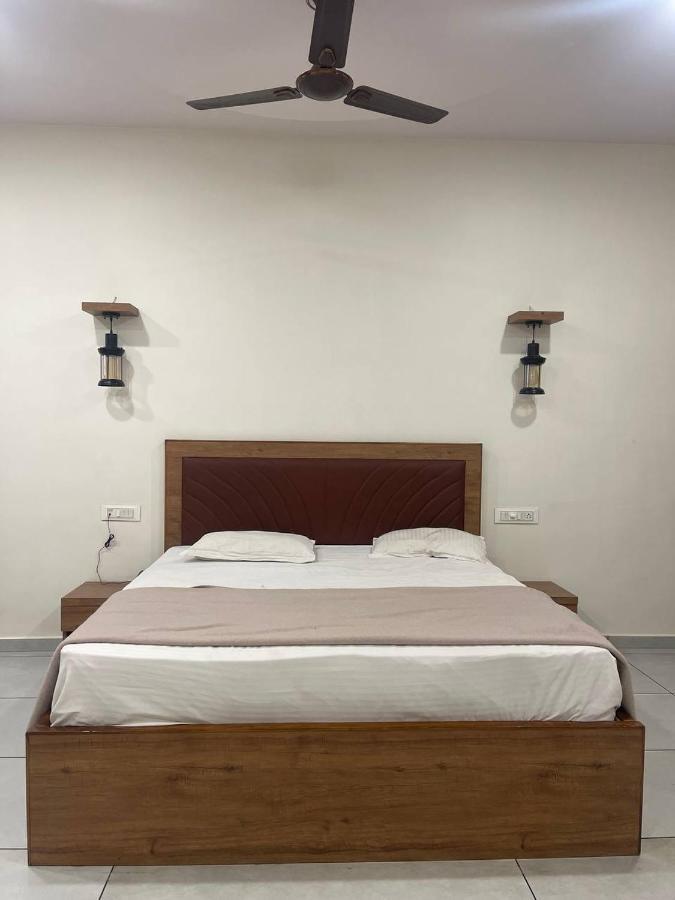 Navsari Hotel Nilkanth المظهر الخارجي الصورة