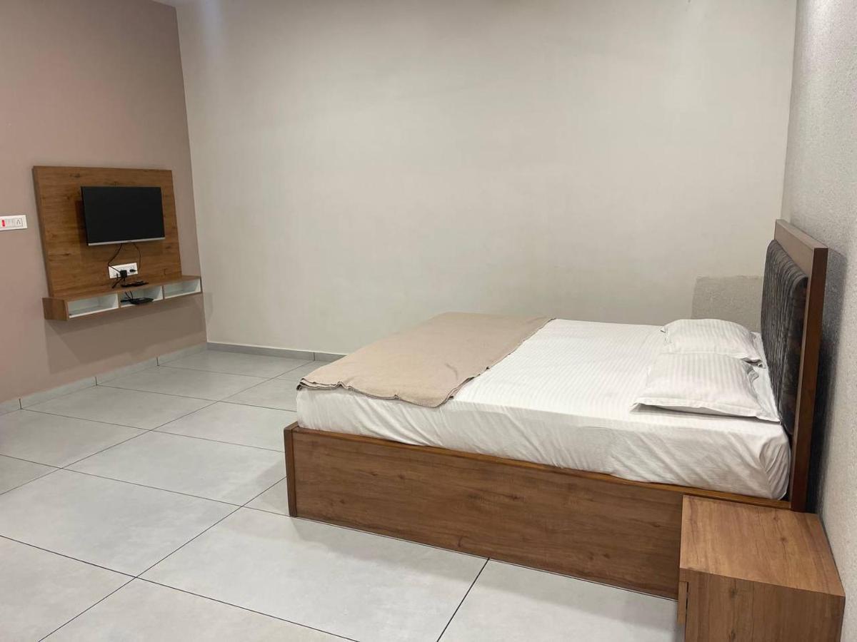 Navsari Hotel Nilkanth المظهر الخارجي الصورة